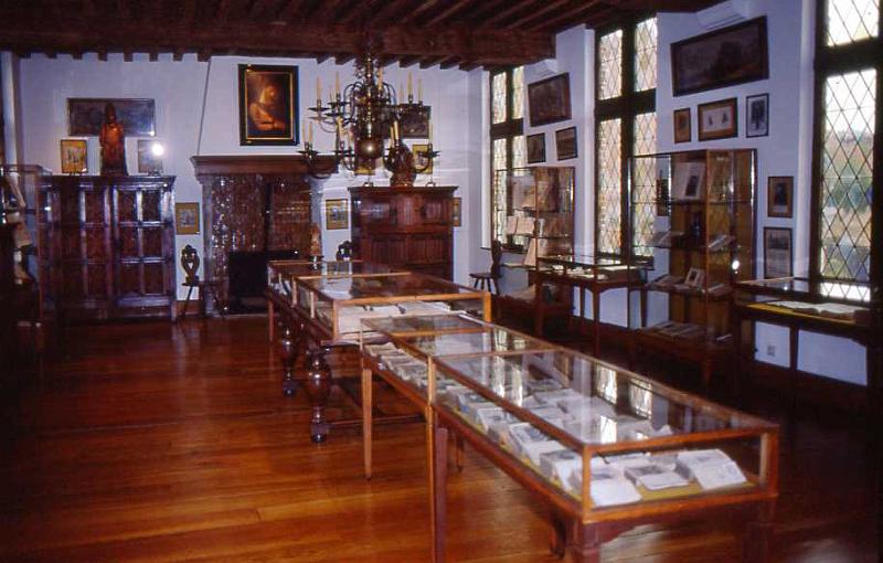 10-Anderlecht,casa d'Erasmo da Rotterdam (sala bianca con le sue più antiche edizioni),11agosto 1989.jpg